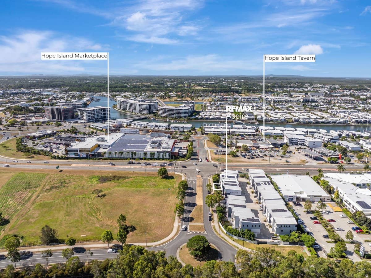 1 Mervyn Thomas Drive, HOPE ISLAND - Thumbnail 11