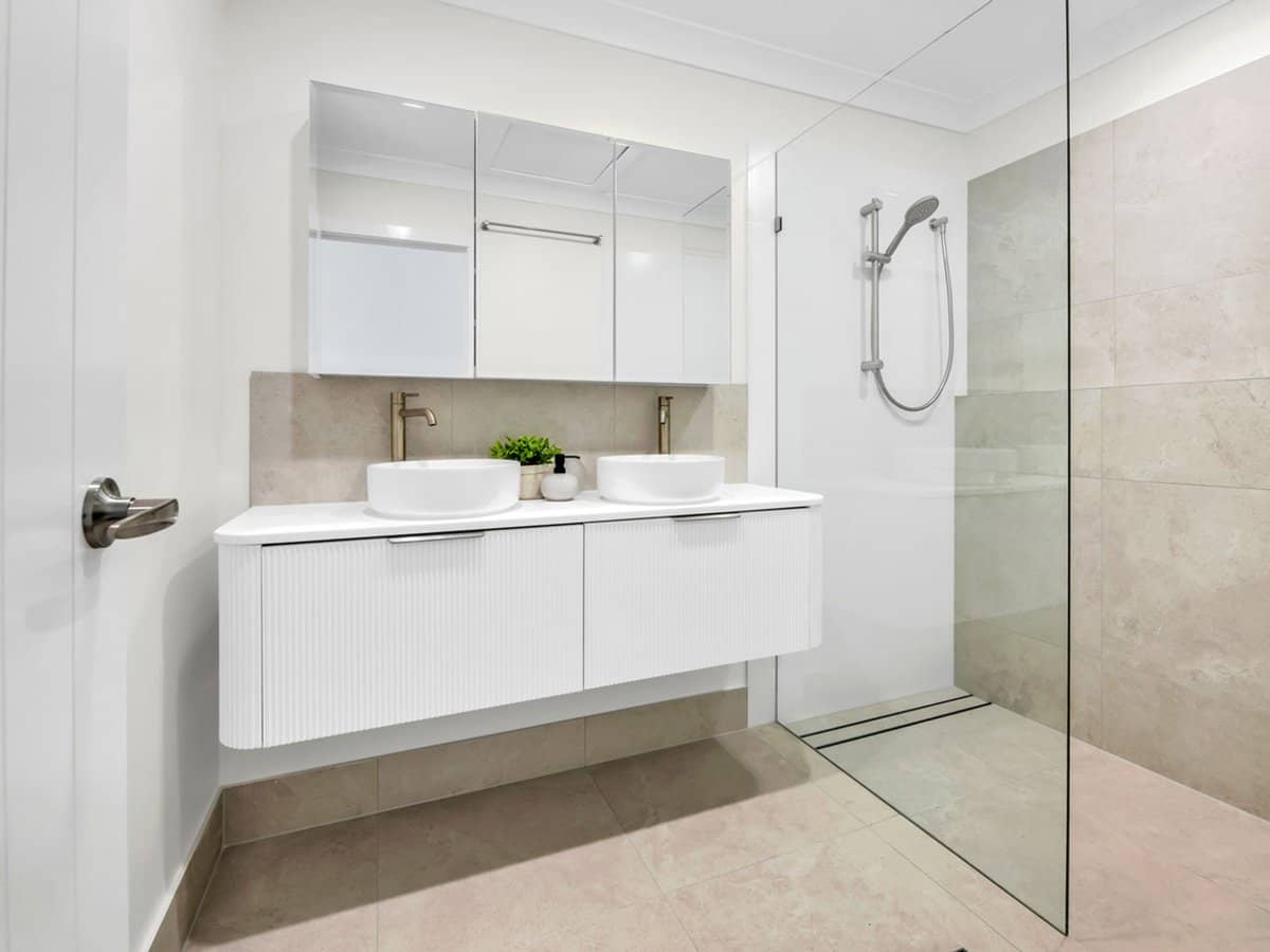 129 Pohlman Street, SOUTHPORT - Thumbnail 17