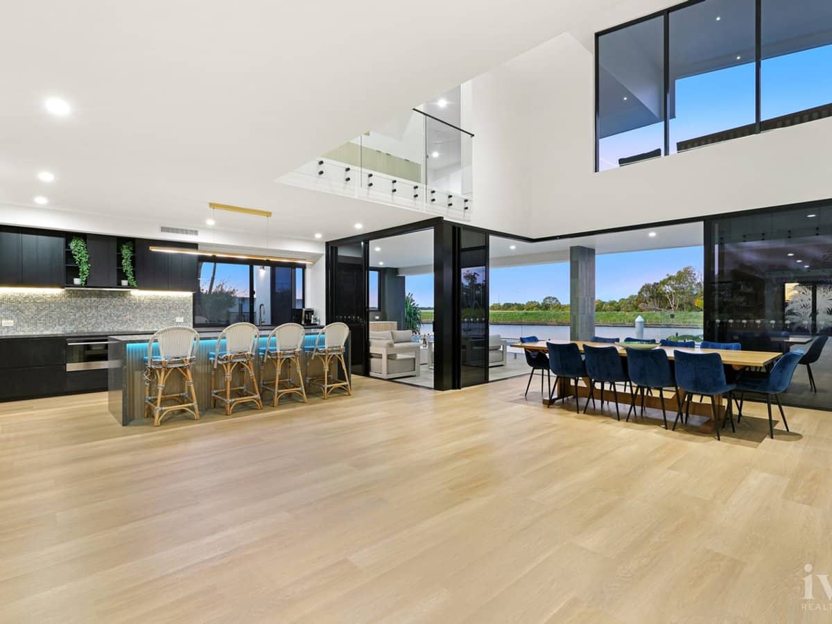 85 Marina Parade, Jacobs Well - Thumbnail 5