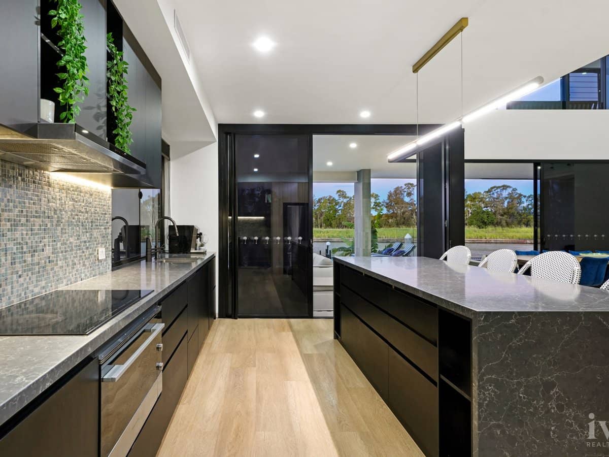 85 Marina Parade, Jacobs Well - Thumbnail 7