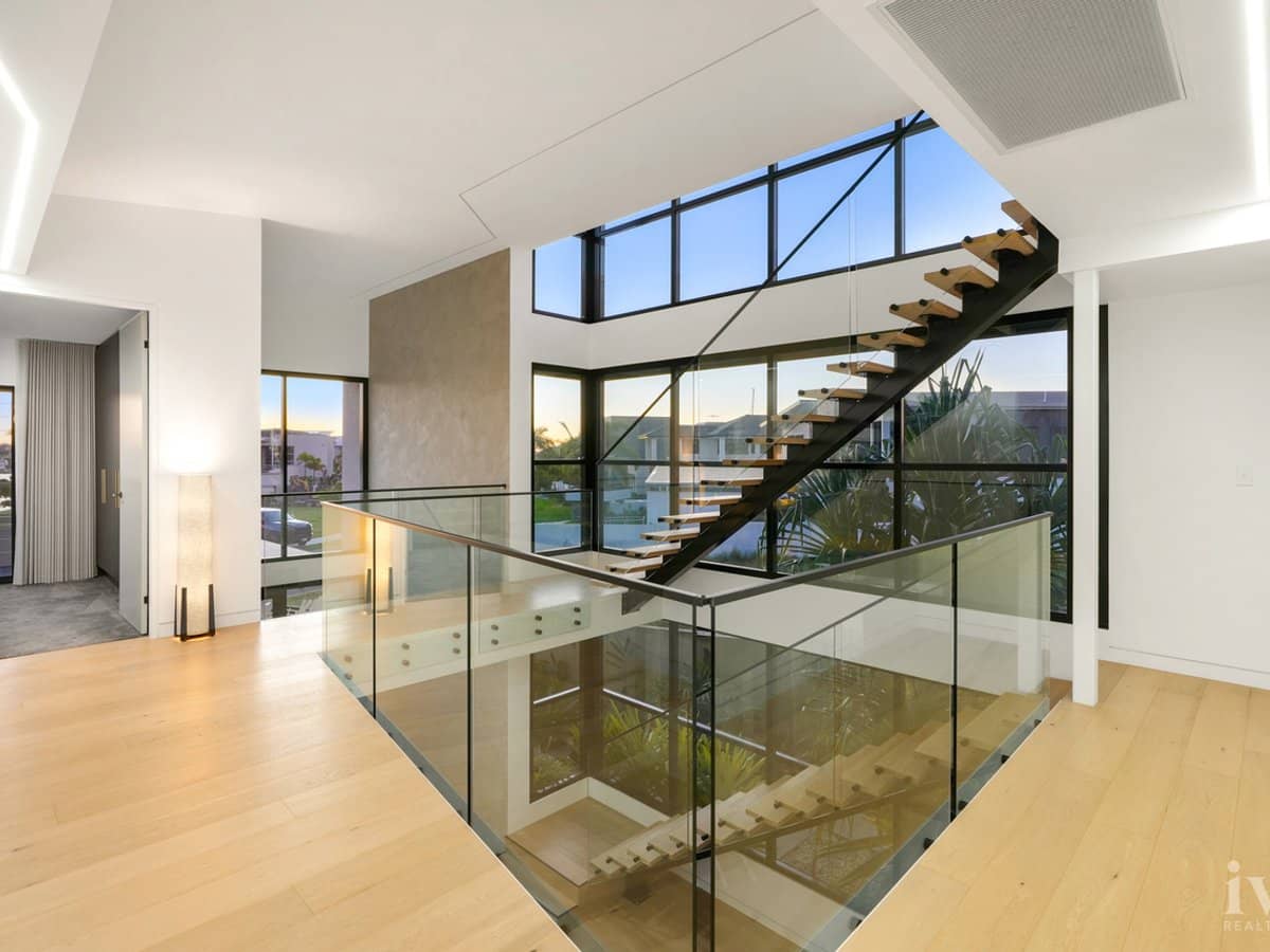 85 Marina Parade, Jacobs Well - Thumbnail 14