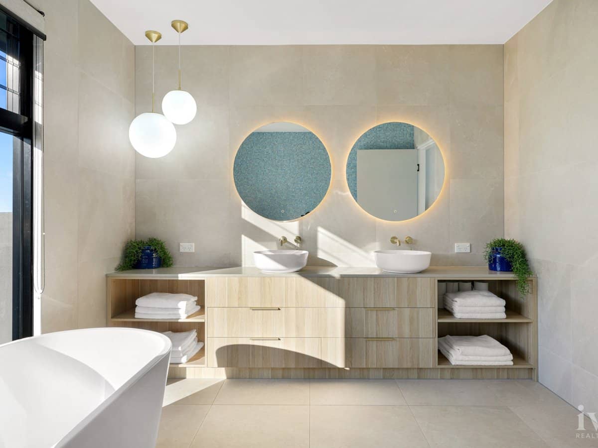 85 Marina Parade, Jacobs Well - Thumbnail 20