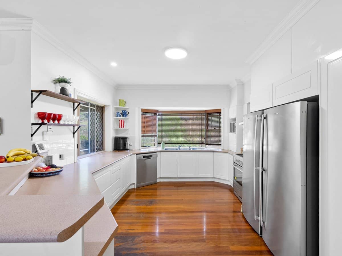 2 Raleigh Terrace, CURRUMBIN WATERS - Thumbnail 6