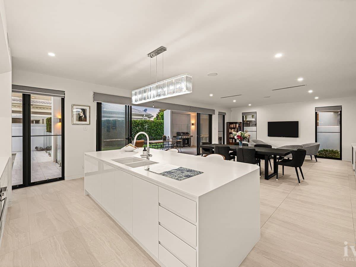 10 Queen Guineveres Place, Sovereign Islands - Thumbnail 3