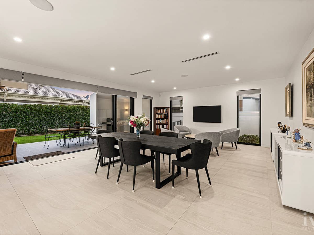 10 Queen Guineveres Place, Sovereign Islands - Thumbnail 5