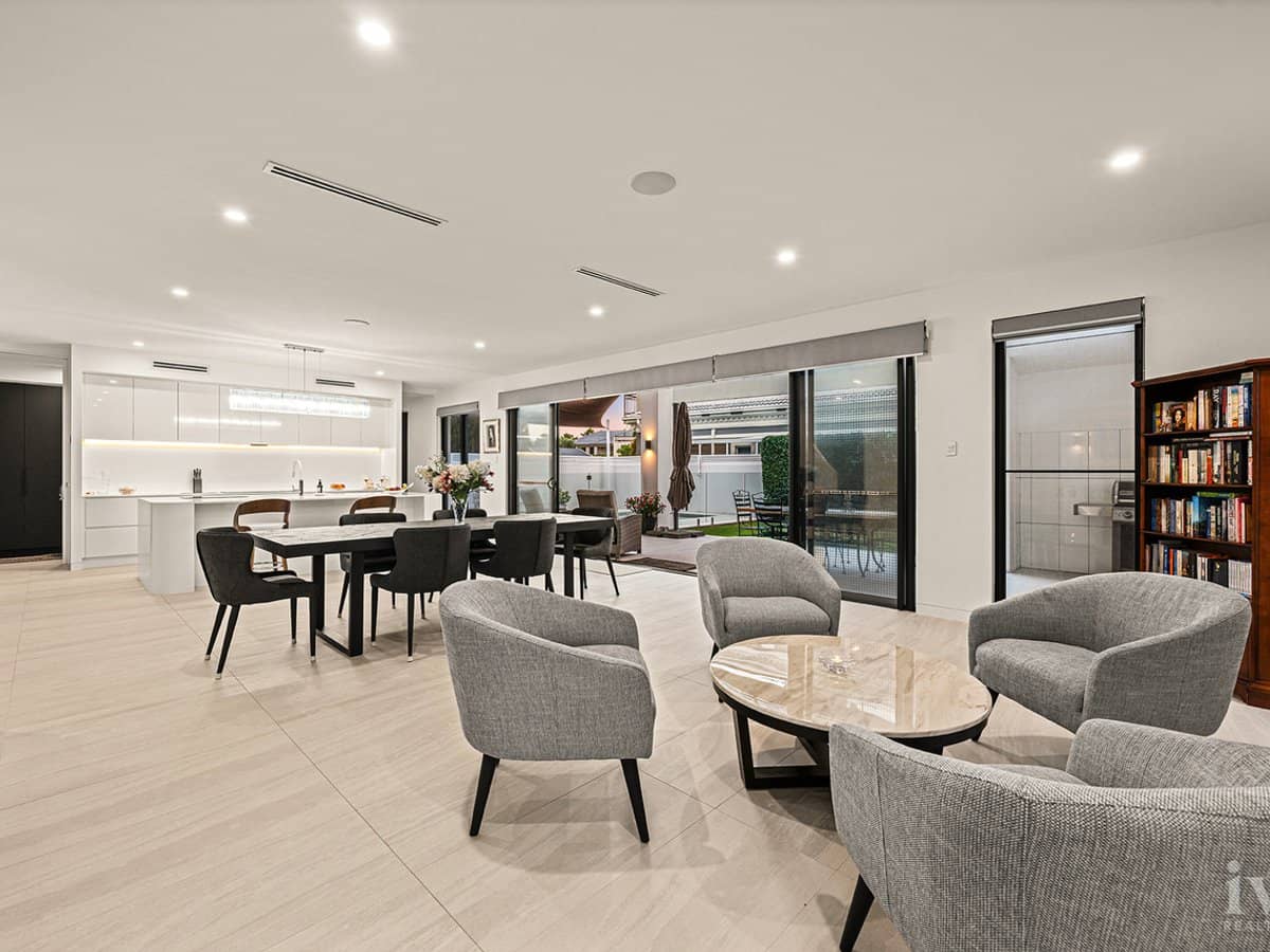 10 Queen Guineveres Place, Sovereign Islands - Thumbnail 6