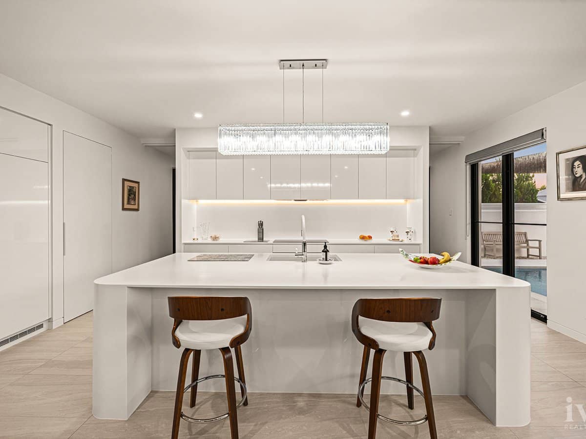 10 Queen Guineveres Place, Sovereign Islands - Thumbnail 8