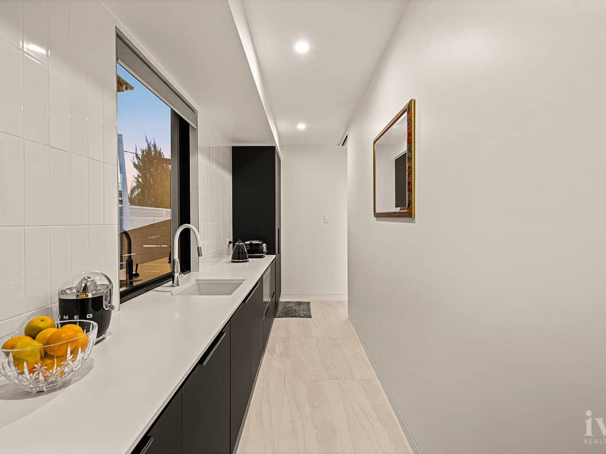 10 Queen Guineveres Place, Sovereign Islands - Thumbnail 9