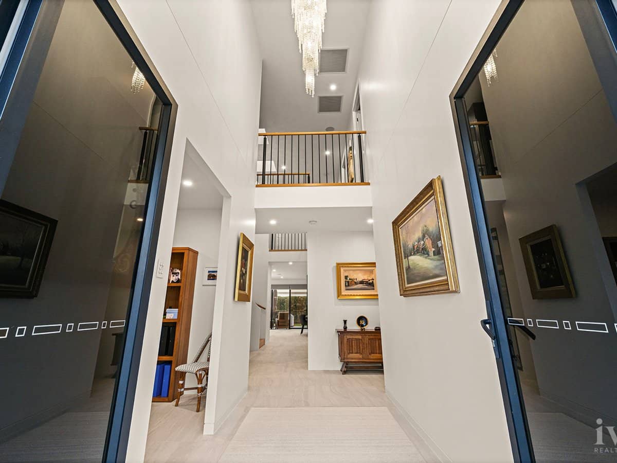 10 Queen Guineveres Place, Sovereign Islands - Thumbnail 10