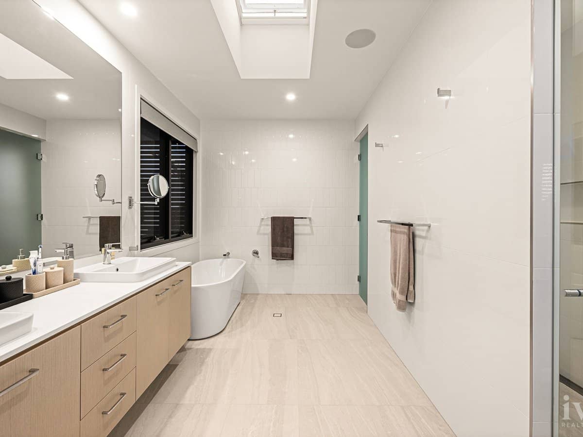 10 Queen Guineveres Place, Sovereign Islands - Thumbnail 13