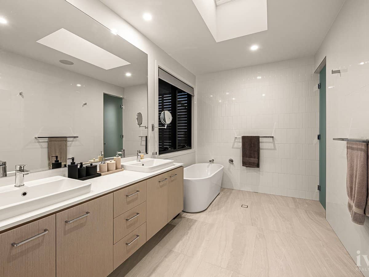 10 Queen Guineveres Place, Sovereign Islands - Thumbnail 14