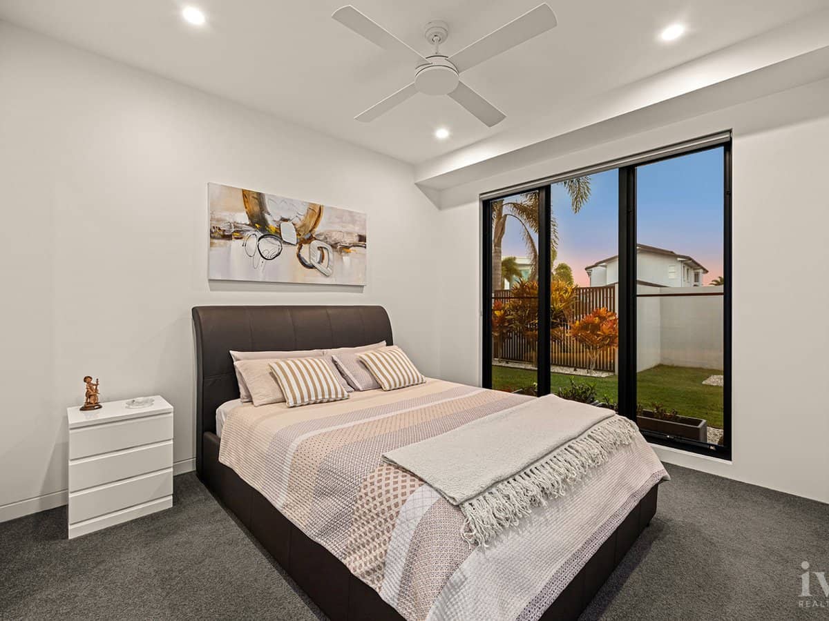 10 Queen Guineveres Place, Sovereign Islands - Thumbnail 15