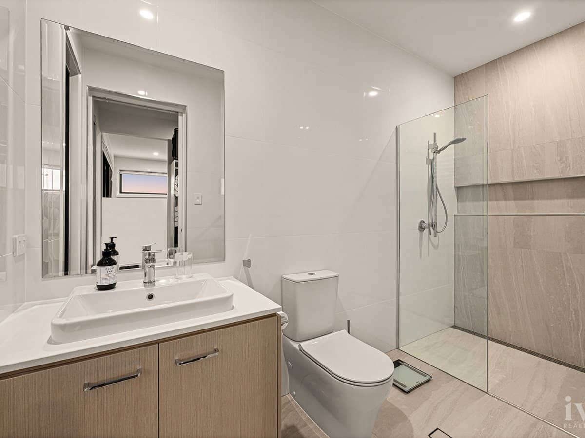 10 Queen Guineveres Place, Sovereign Islands - Thumbnail 16