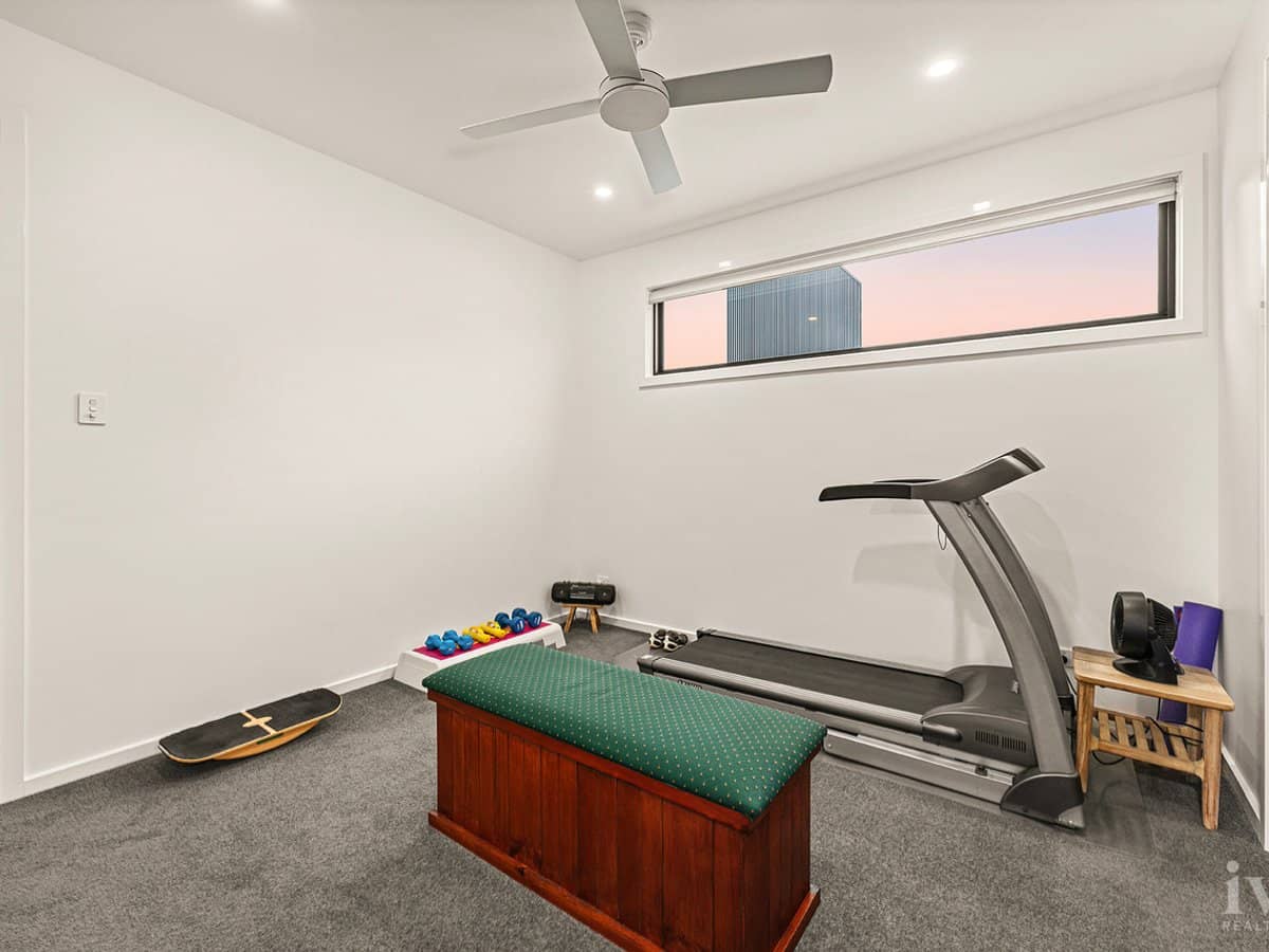 10 Queen Guineveres Place, Sovereign Islands - Thumbnail 17