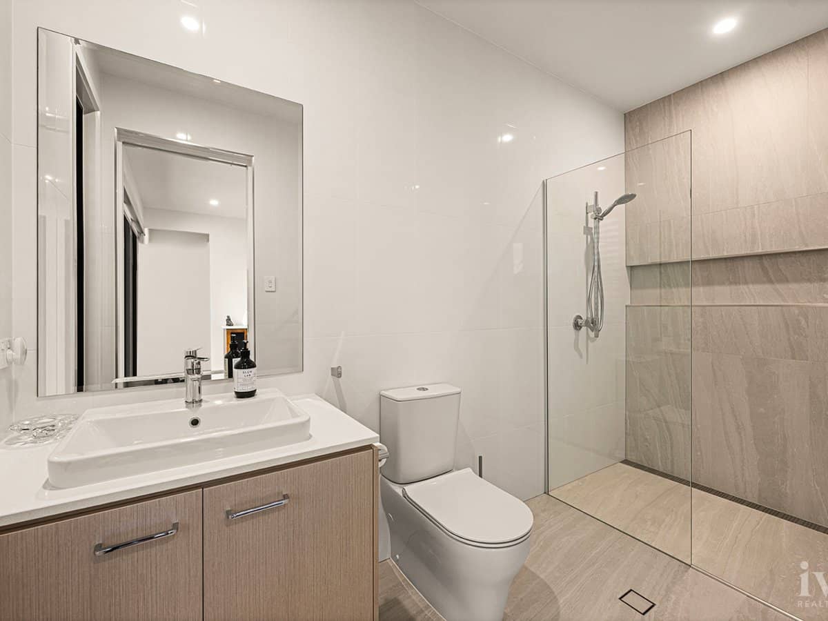 10 Queen Guineveres Place, Sovereign Islands - Thumbnail 18