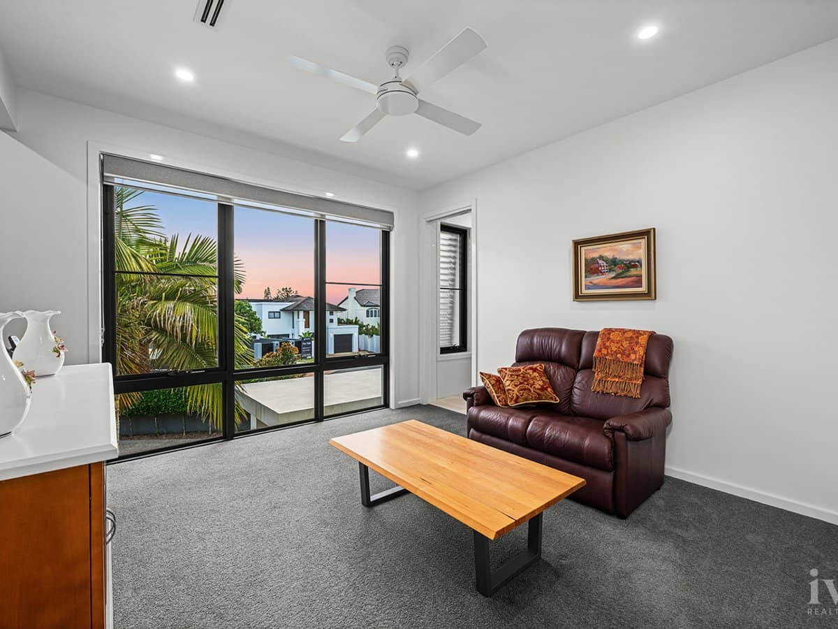 10 Queen Guineveres Place, Sovereign Islands - Thumbnail 19