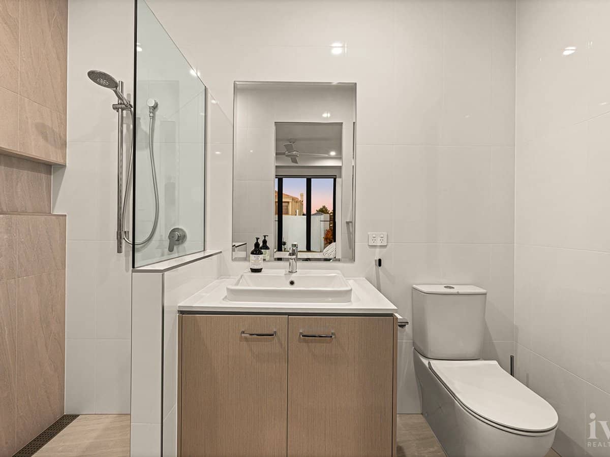 10 Queen Guineveres Place, Sovereign Islands - Thumbnail 20