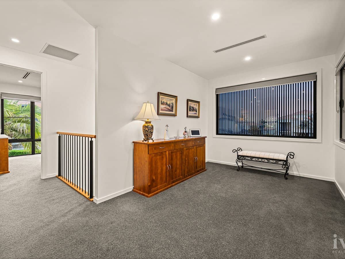 10 Queen Guineveres Place, Sovereign Islands - Thumbnail 21