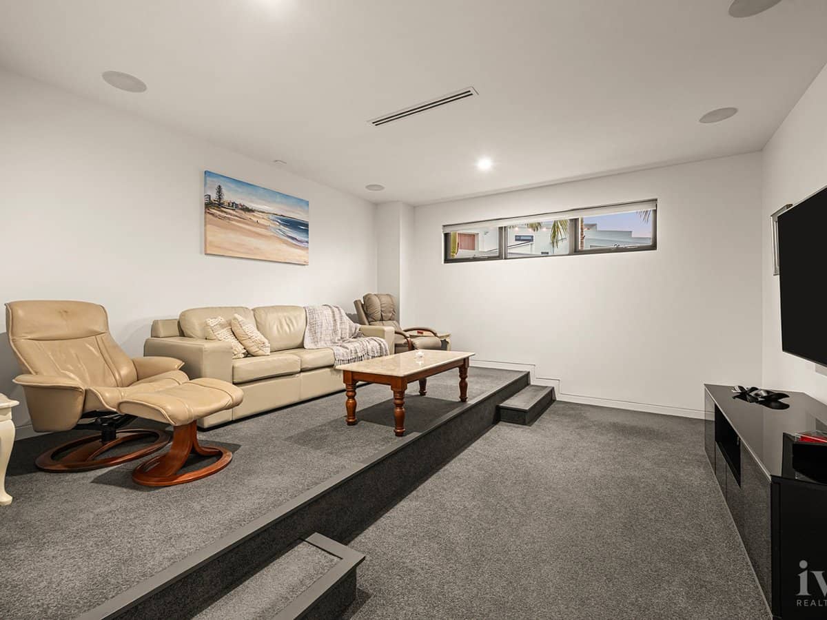 10 Queen Guineveres Place, Sovereign Islands - Thumbnail 23