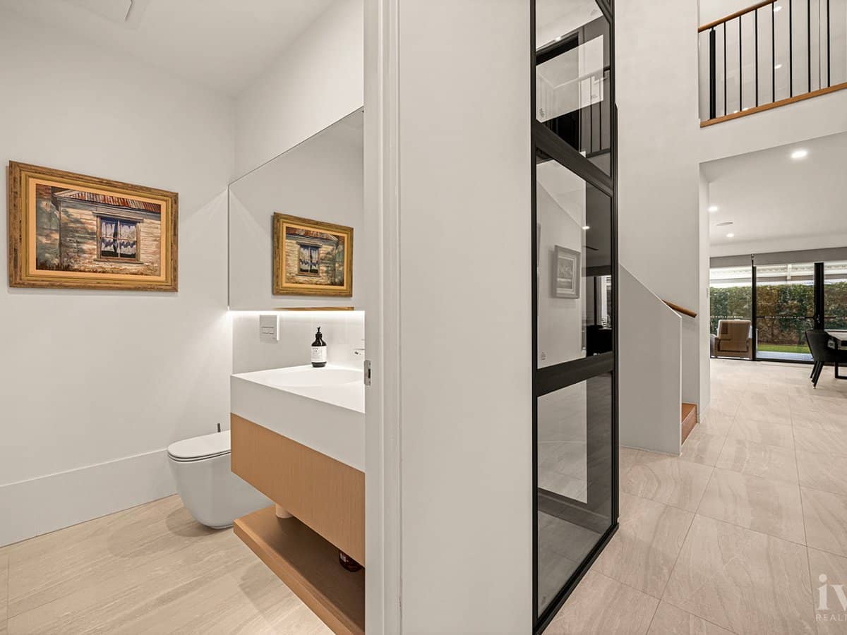 10 Queen Guineveres Place, Sovereign Islands - Thumbnail 25