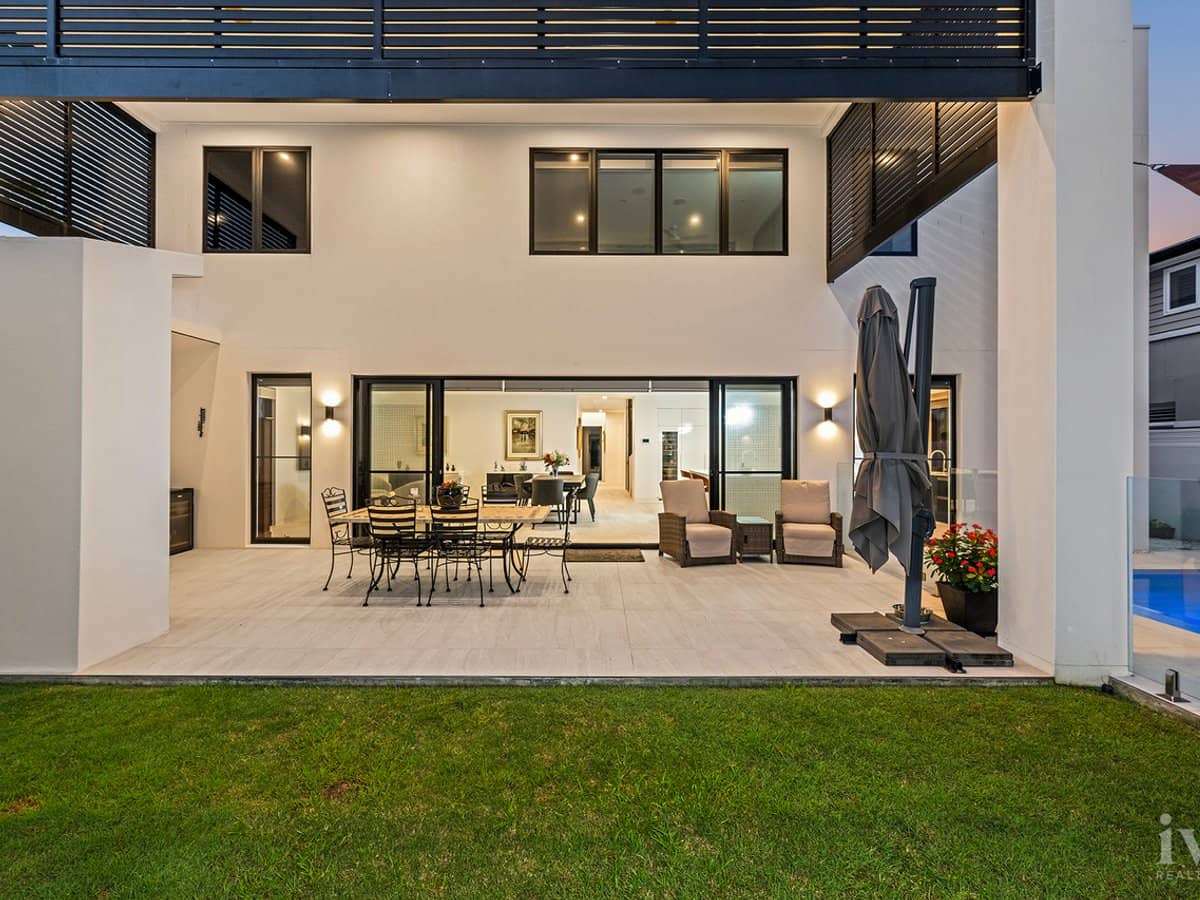 10 Queen Guineveres Place, Sovereign Islands - Thumbnail 28