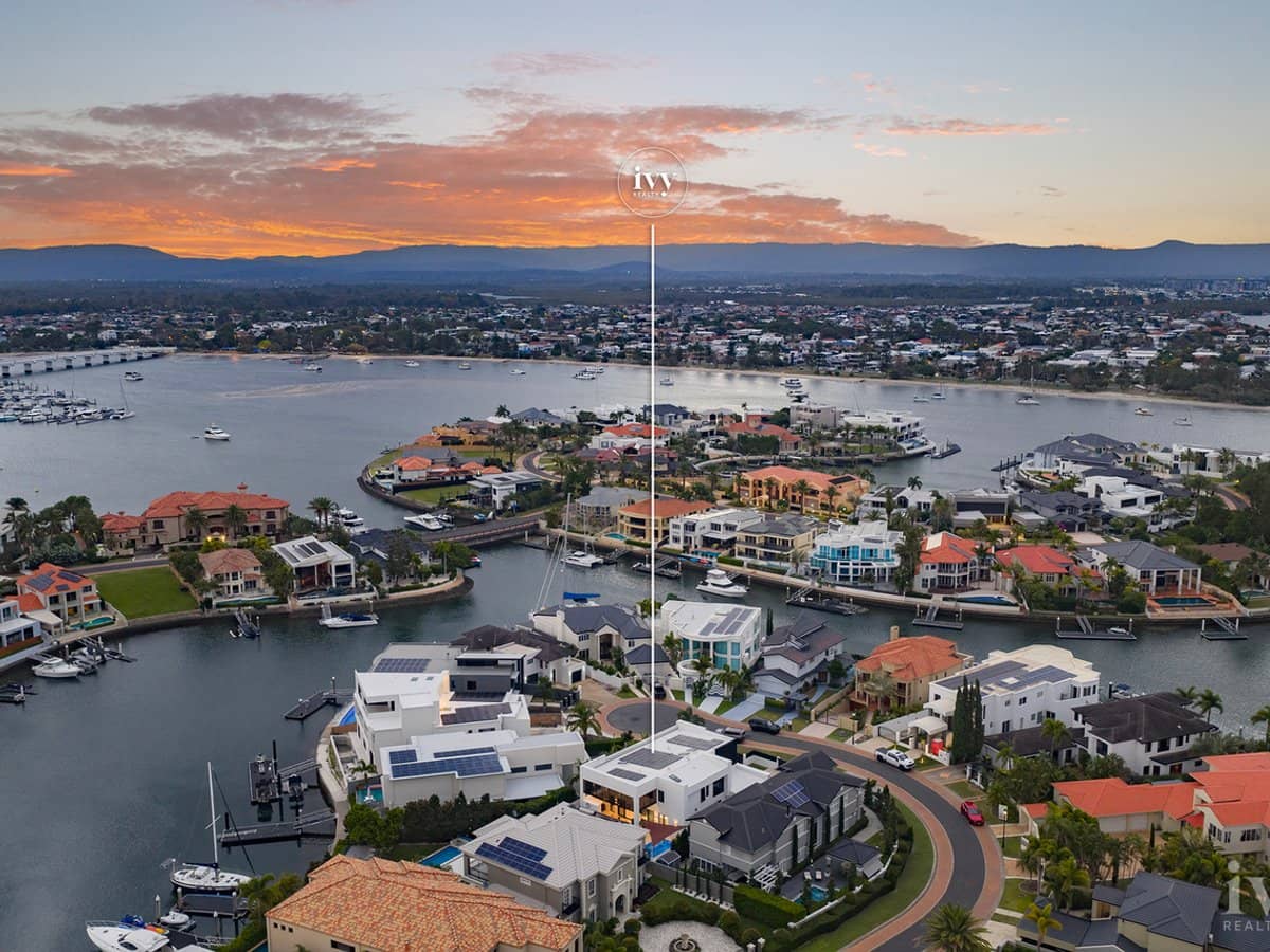 10 Queen Guineveres Place, Sovereign Islands - Thumbnail 31