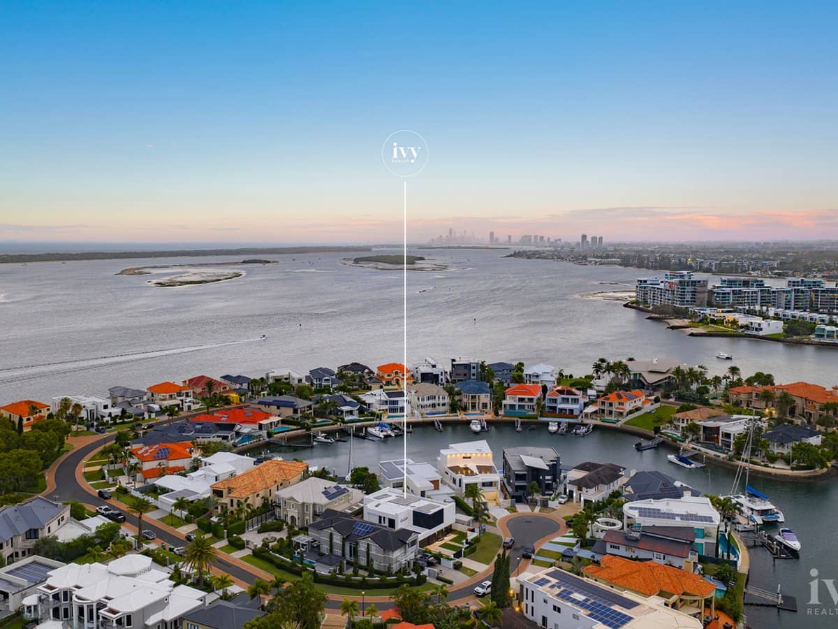 10 Queen Guineveres Place, Sovereign Islands - Thumbnail 32