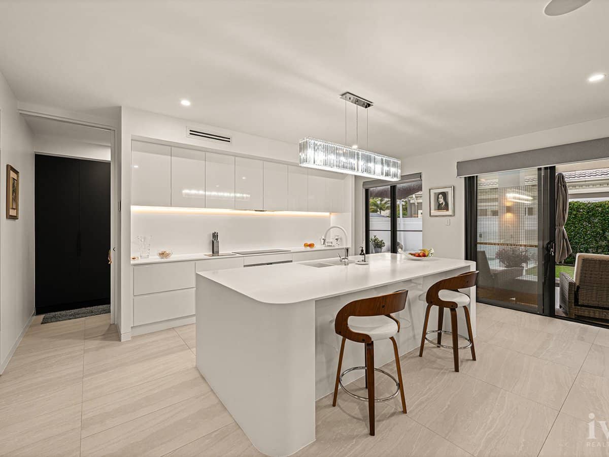 10 Queen Guineveres Place, Sovereign Islands - Thumbnail 7