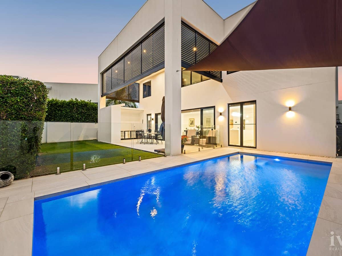 10 Queen Guineveres Place, Sovereign Islands - Thumbnail 1