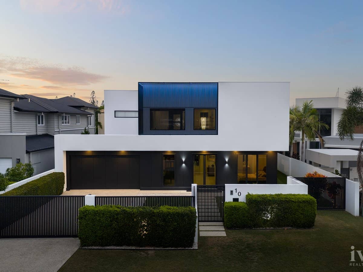 10 Queen Guineveres Place, Sovereign Islands - Thumbnail 2