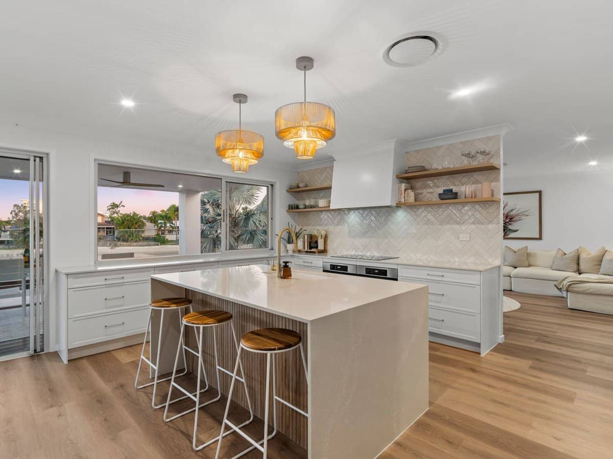 210 Sunshine Boulevard, MERMAID WATERS - Thumbnail 4