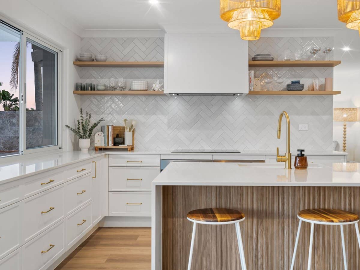 210 Sunshine Boulevard, MERMAID WATERS - Thumbnail 5