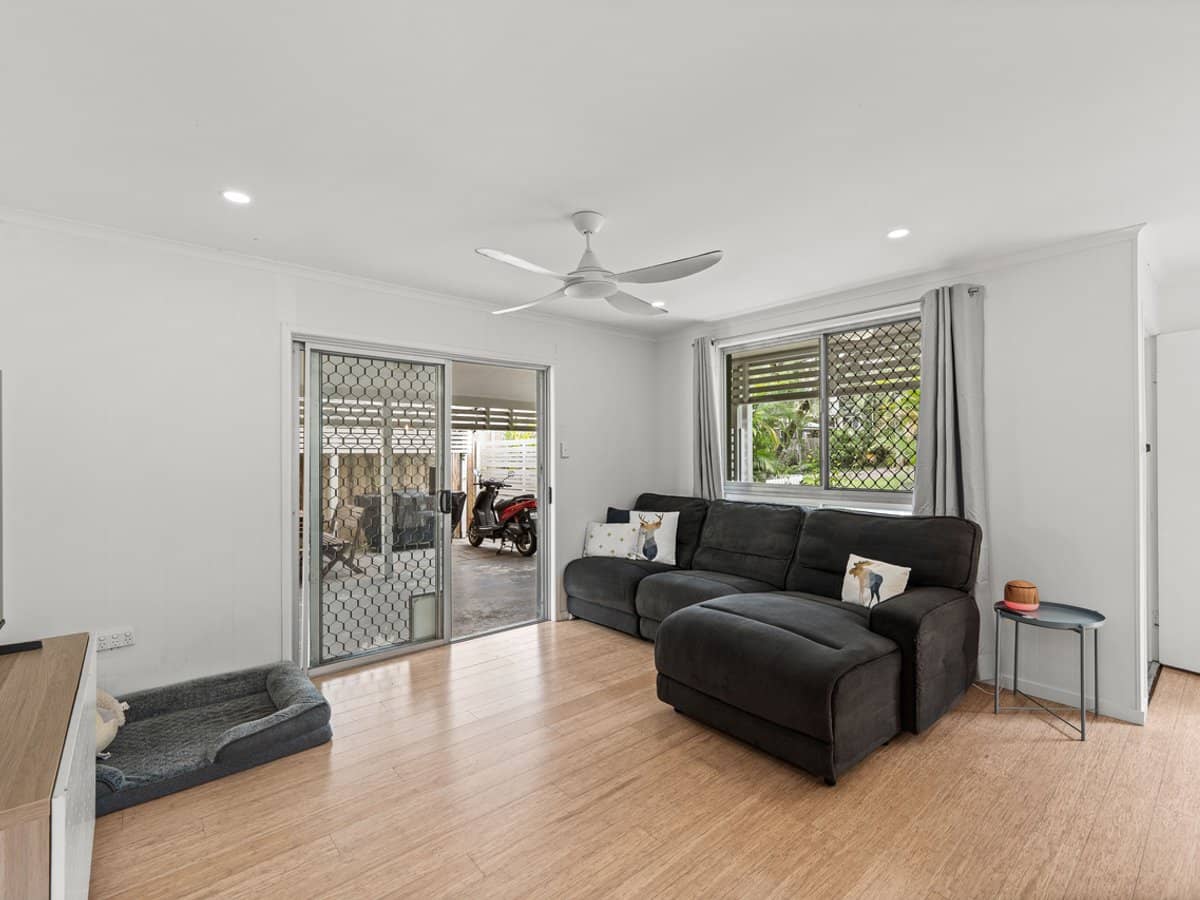 11 Carlyle Drive, CURRUMBIN - Thumbnail 2