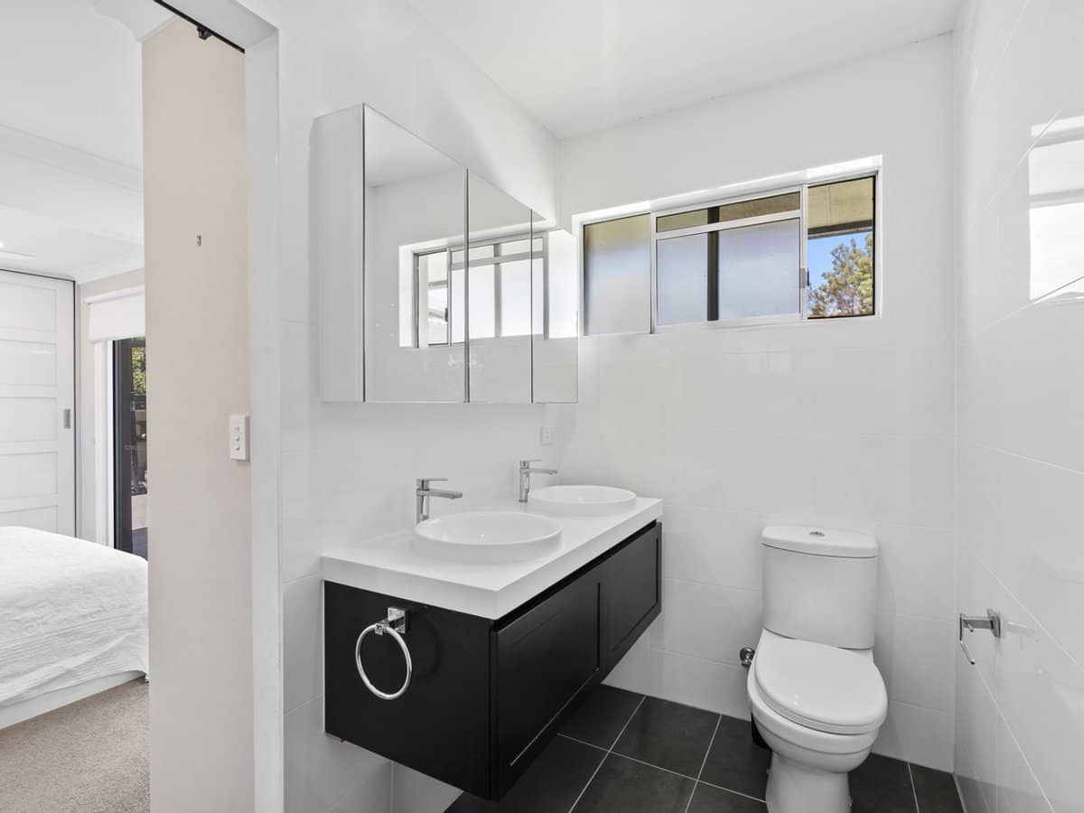 24 Dunkeith Avenue, Benowa Waters - Thumbnail 17