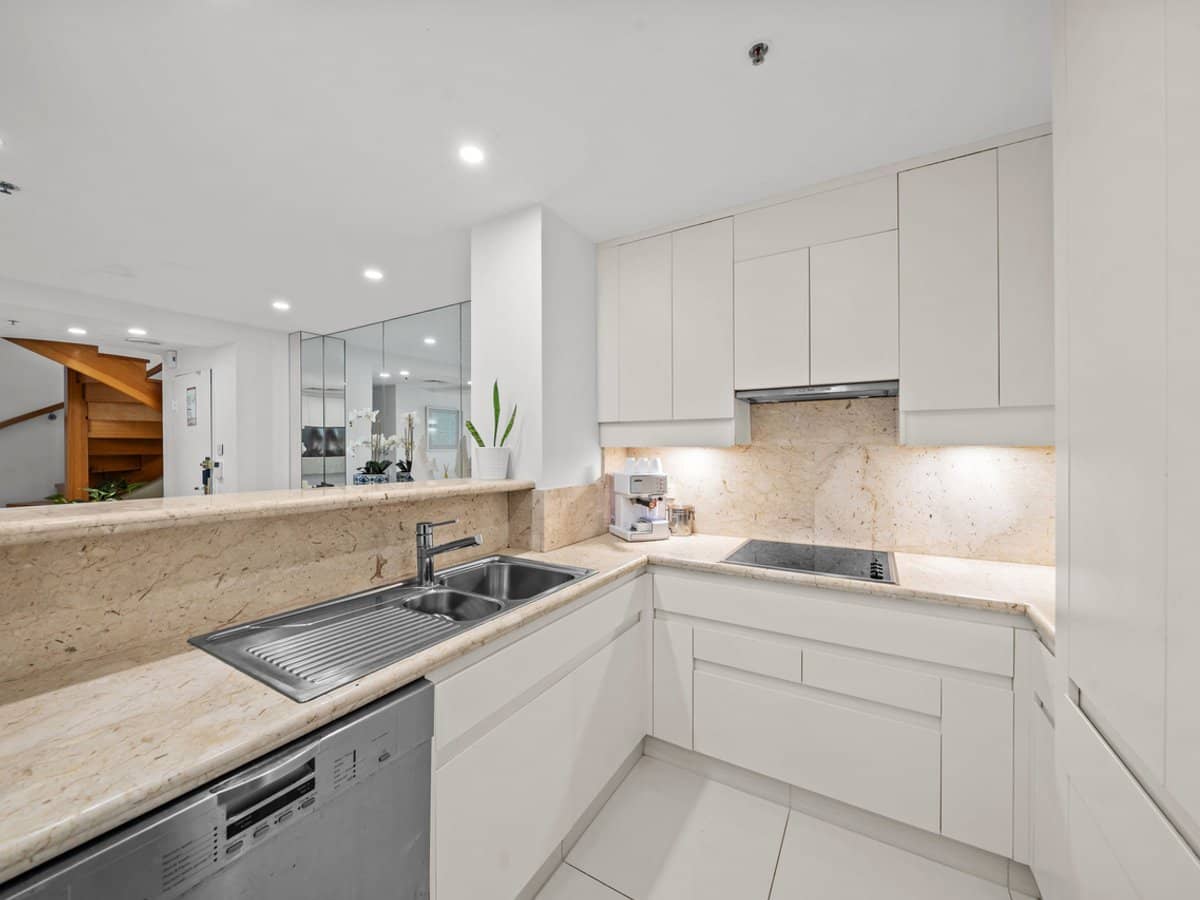 135 Seaworld Drive, Main Beach - Thumbnail 15