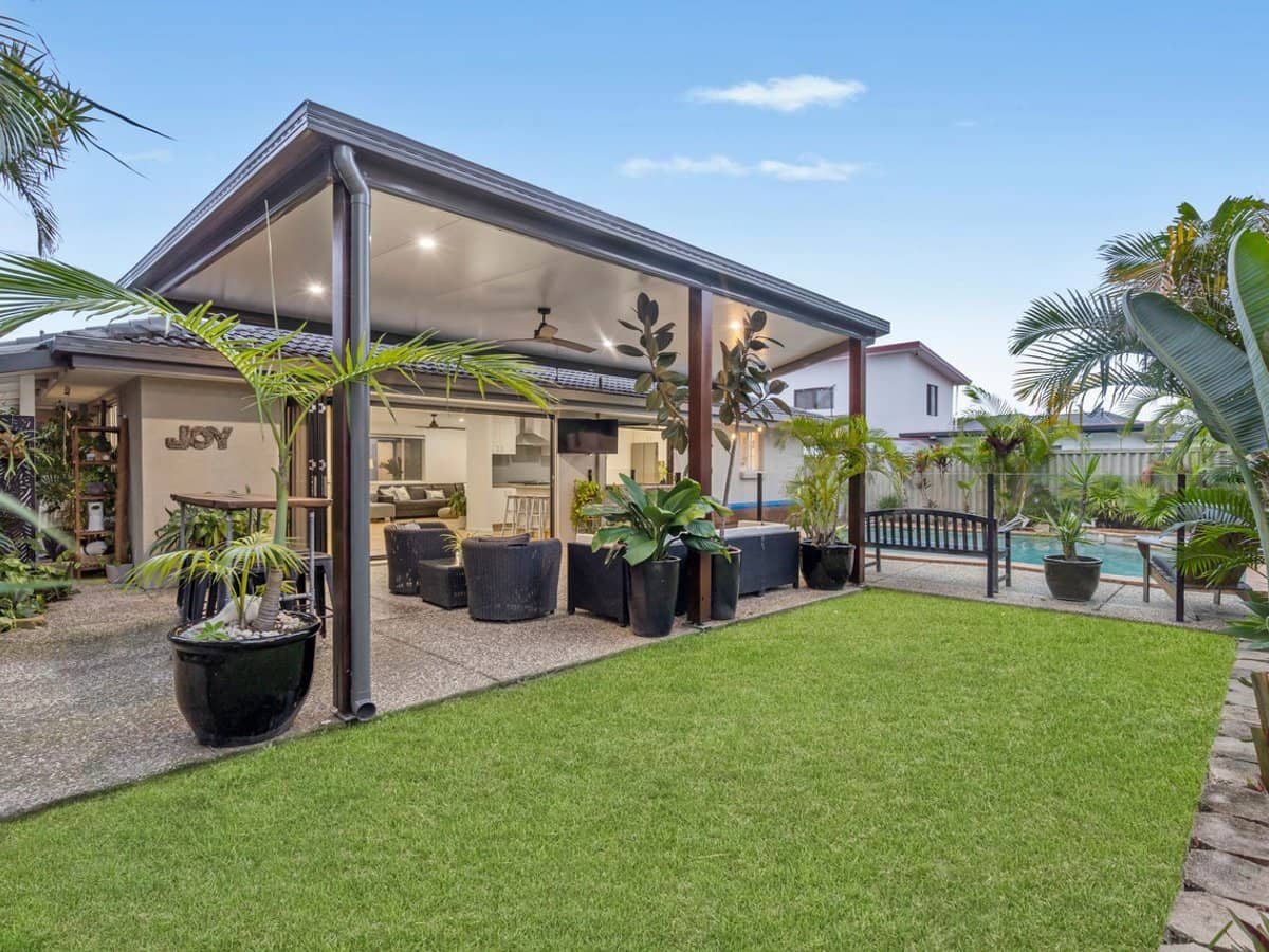 54 Poinsettia Avenue, RUNAWAY BAY - Thumbnail 1