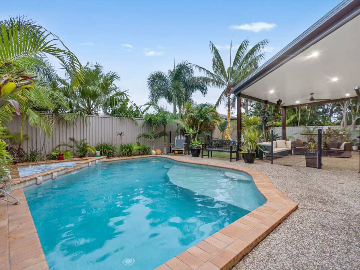 54 Poinsettia Avenue, RUNAWAY BAY - Thumbnail 2