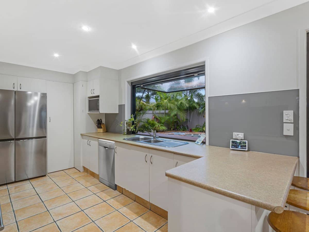 54 Poinsettia Avenue, RUNAWAY BAY - Thumbnail 6