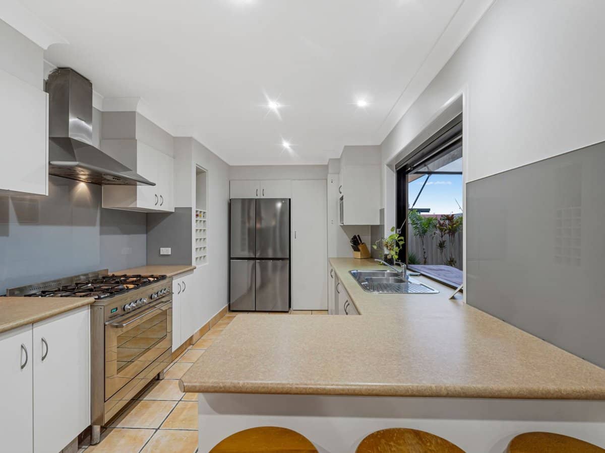 54 Poinsettia Avenue, RUNAWAY BAY - Thumbnail 7