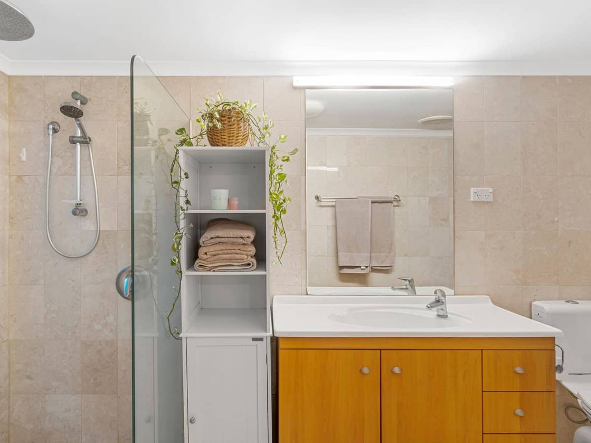 54 Poinsettia Avenue, RUNAWAY BAY - Thumbnail 10