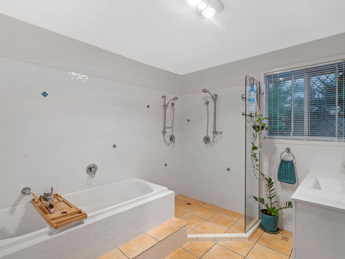 54 Poinsettia Avenue, RUNAWAY BAY - Thumbnail 13