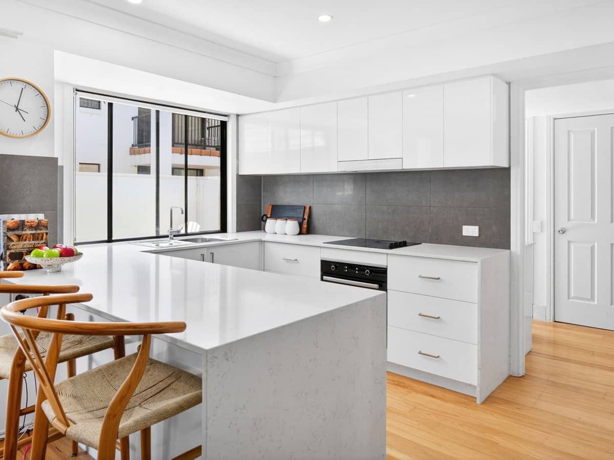 2214 Gold Coast Highway, MERMAID WATERS - Thumbnail 3