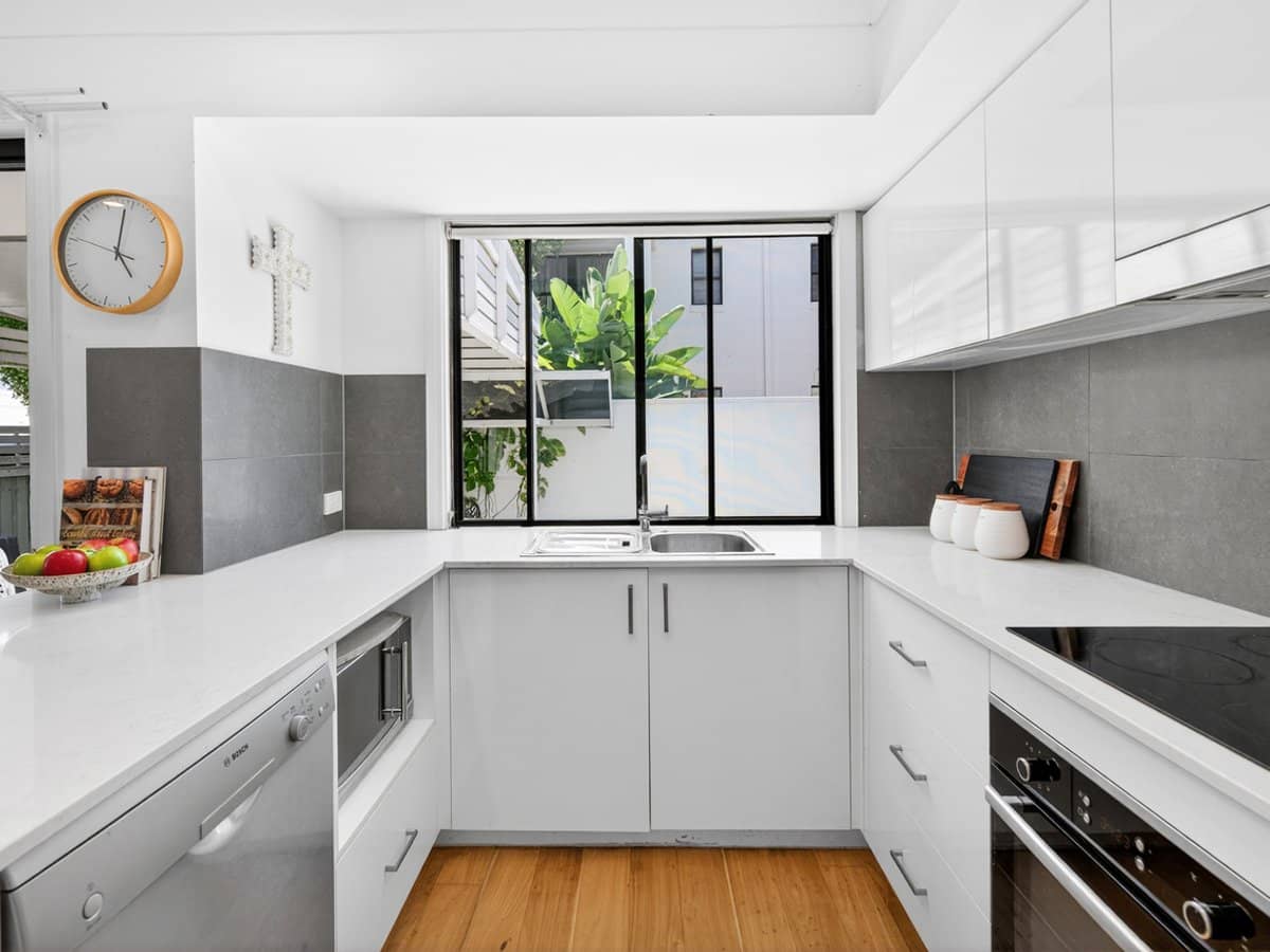 2214 Gold Coast Highway, MERMAID WATERS - Thumbnail 4