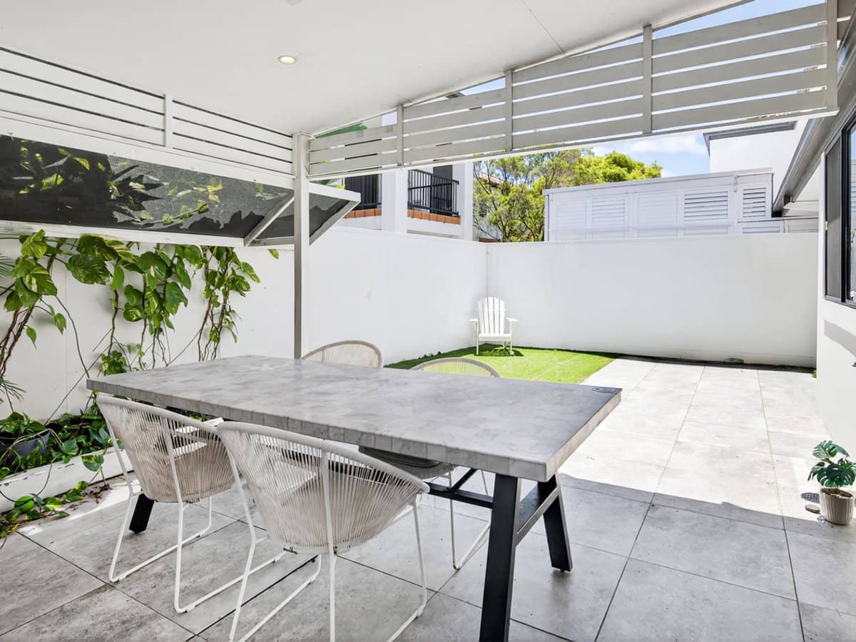 2214 Gold Coast Highway, MERMAID WATERS - Thumbnail 5