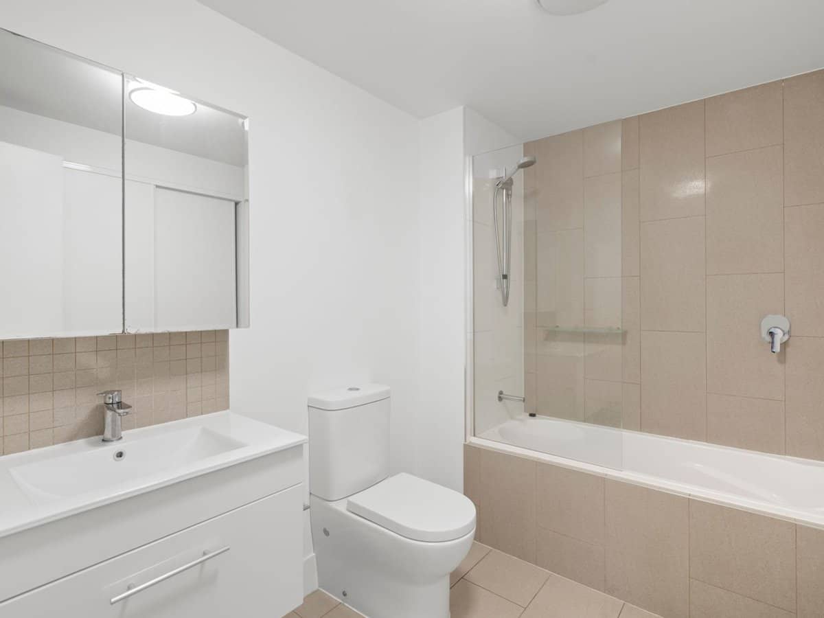 65 Varsity Parade, VARSITY LAKES - Thumbnail 15