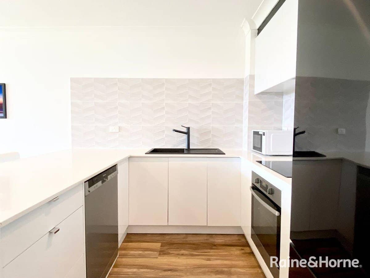 70 Remembrance Drive, SURFERS PARADISE - Thumbnail 4