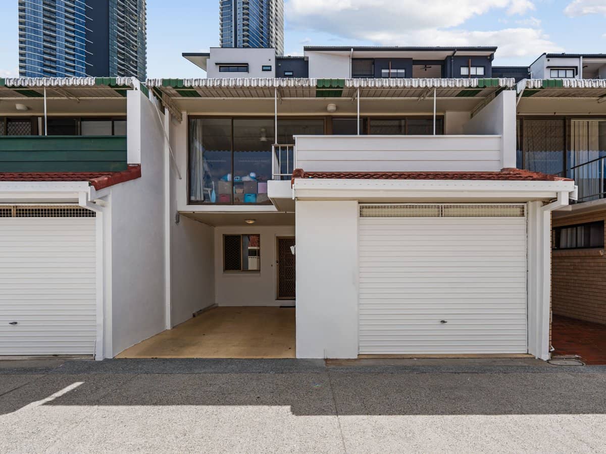 11 Hooker Boulevard, BROADBEACH WATERS - Thumbnail 2