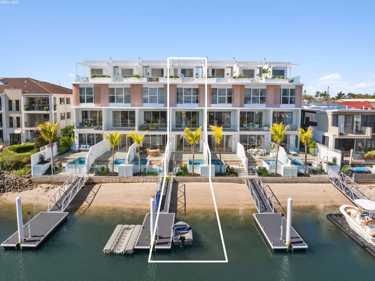 10-12 Jennifer Avenue, RUNAWAY BAY - Thumbnail 1