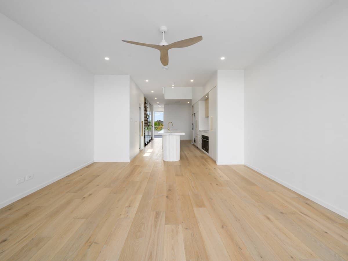 10-12 Jennifer Avenue, RUNAWAY BAY - Thumbnail 3