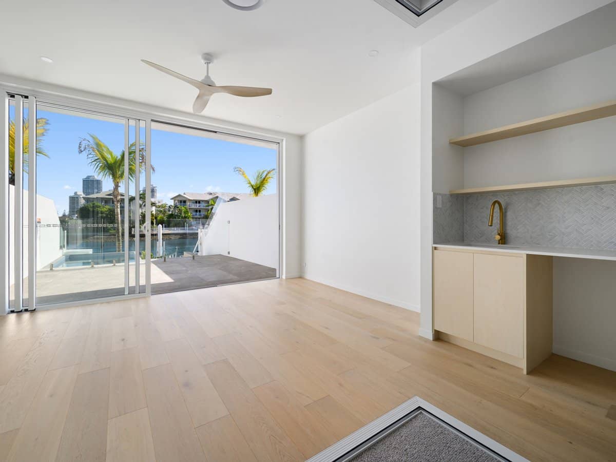 10-12 Jennifer Avenue, RUNAWAY BAY - Thumbnail 4